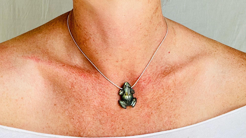 Labradorite Frog Pendant Necklace. Sterling Silver. 2616